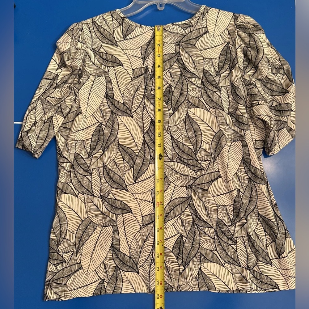 NWT ~ Worthington Short Sleeve V Neck Blouse Fiona Trop print - Picture 5 of 7